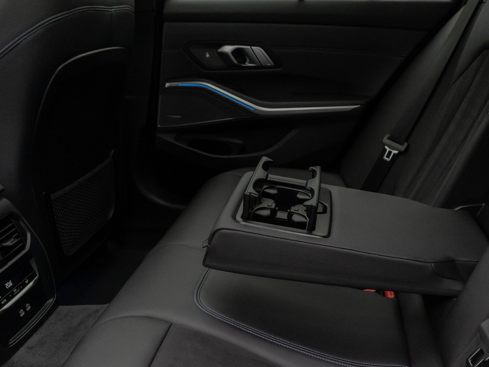 Fahrzeugabbildung BMW 330e xD M Sport Panorama Kamera HUD DAB H/K AHK