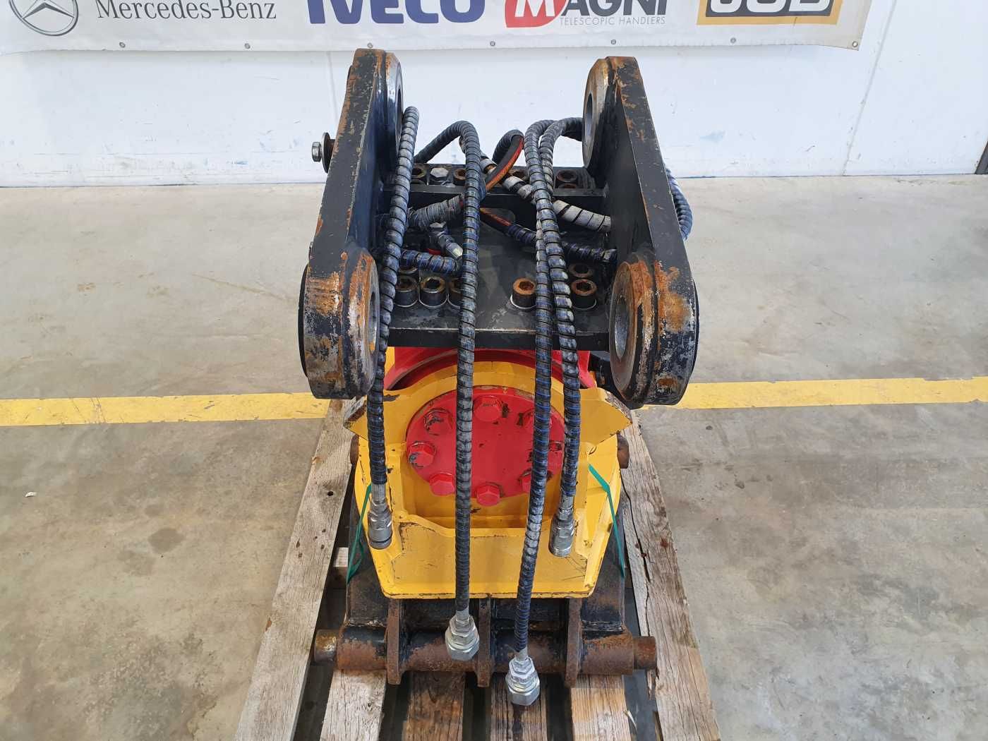Fahrzeugabbildung Andere Rädlinger Schwenkrotator CAT M318 / CW 40 / 2016