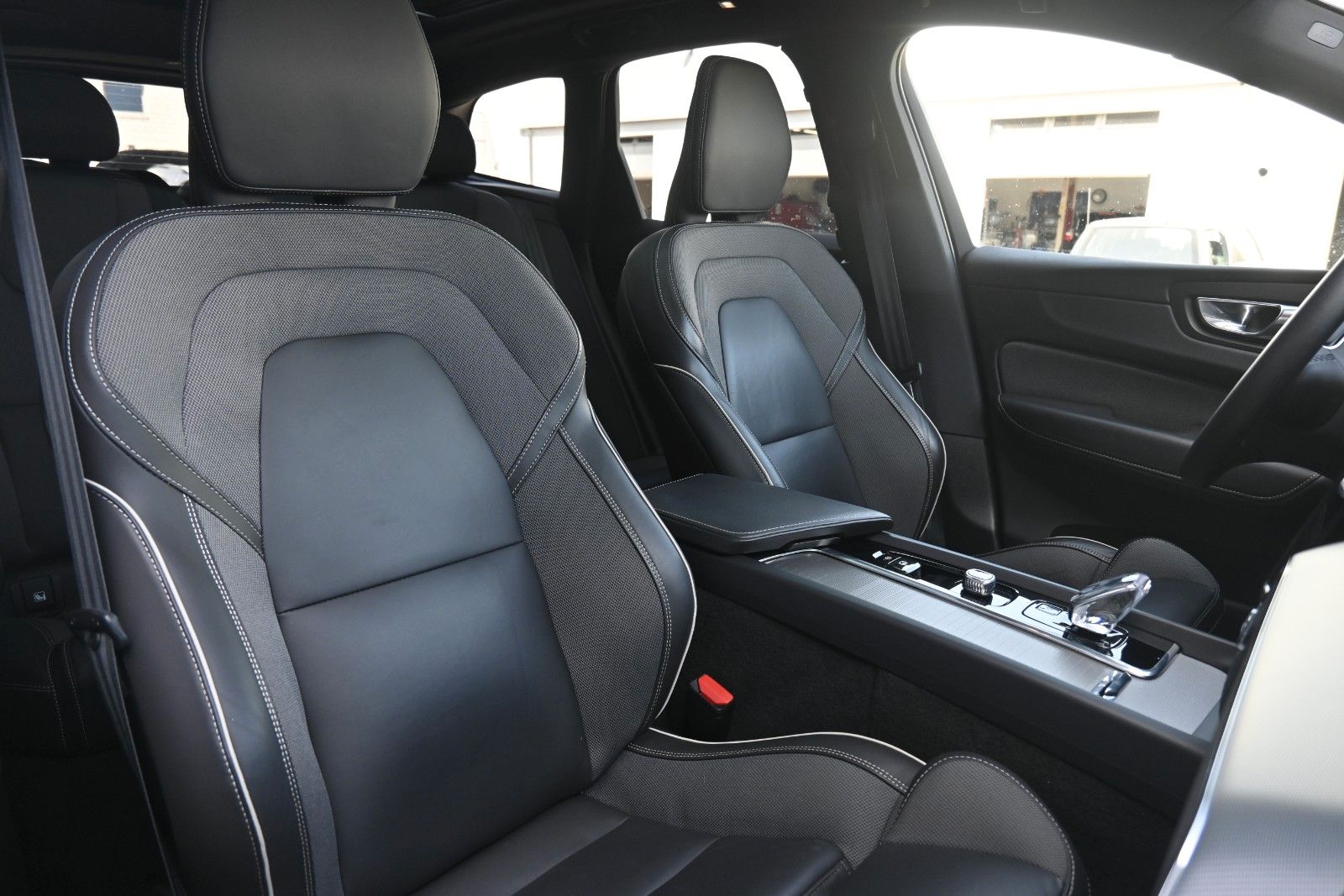 Fahrzeugabbildung Volvo XC60 B4 AWD Plus Dark*LED*PANO*STHZ*H&K*360°*AHK