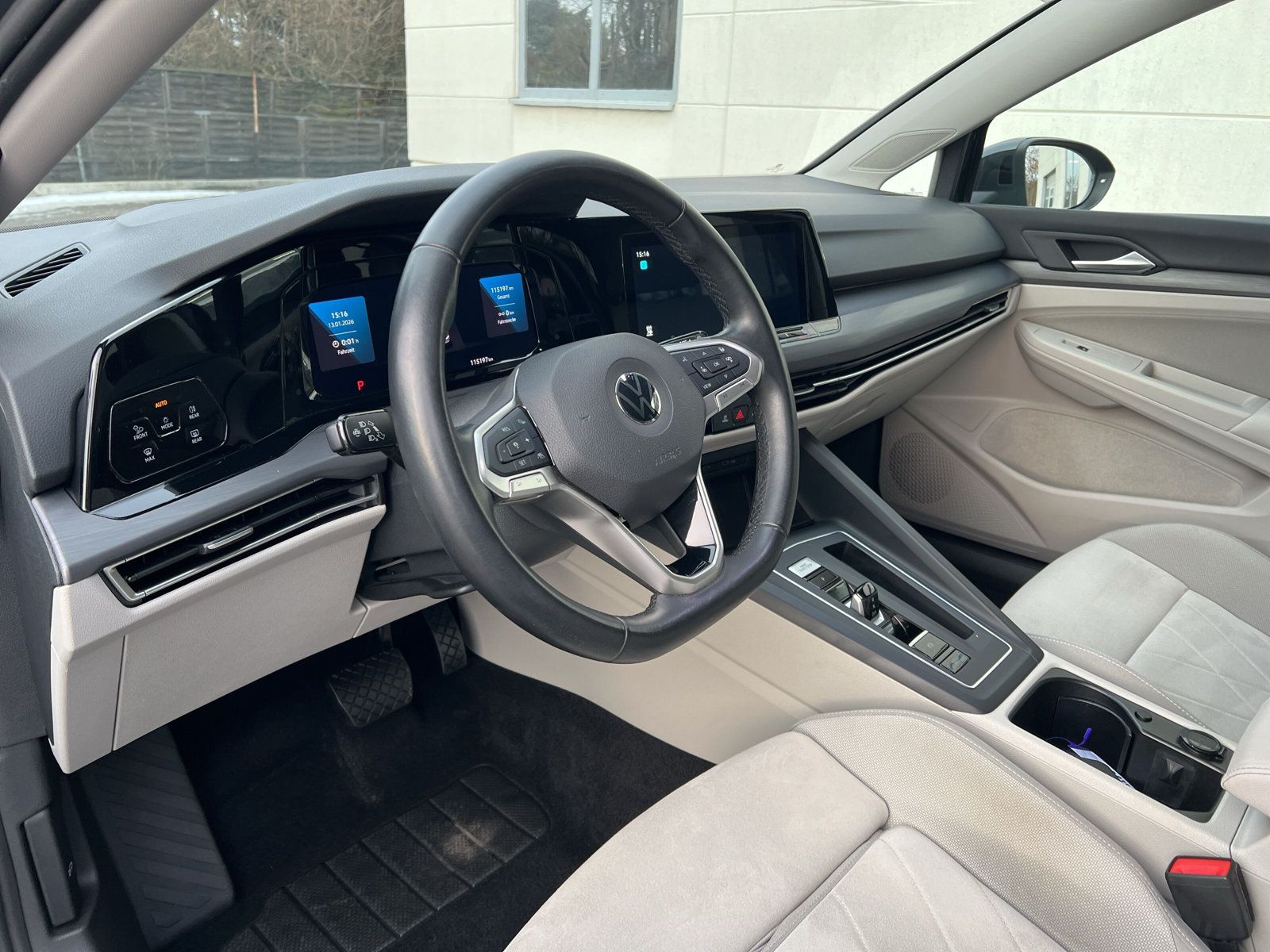 Fahrzeugabbildung Volkswagen Golf VIII 1.4  eHybrid Style MATRIX DCC NAVI