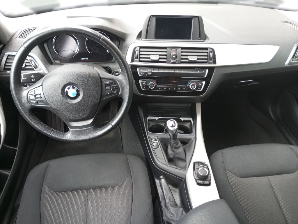 Fahrzeugabbildung BMW 118 I Advantage, PDC + Sitzheizung