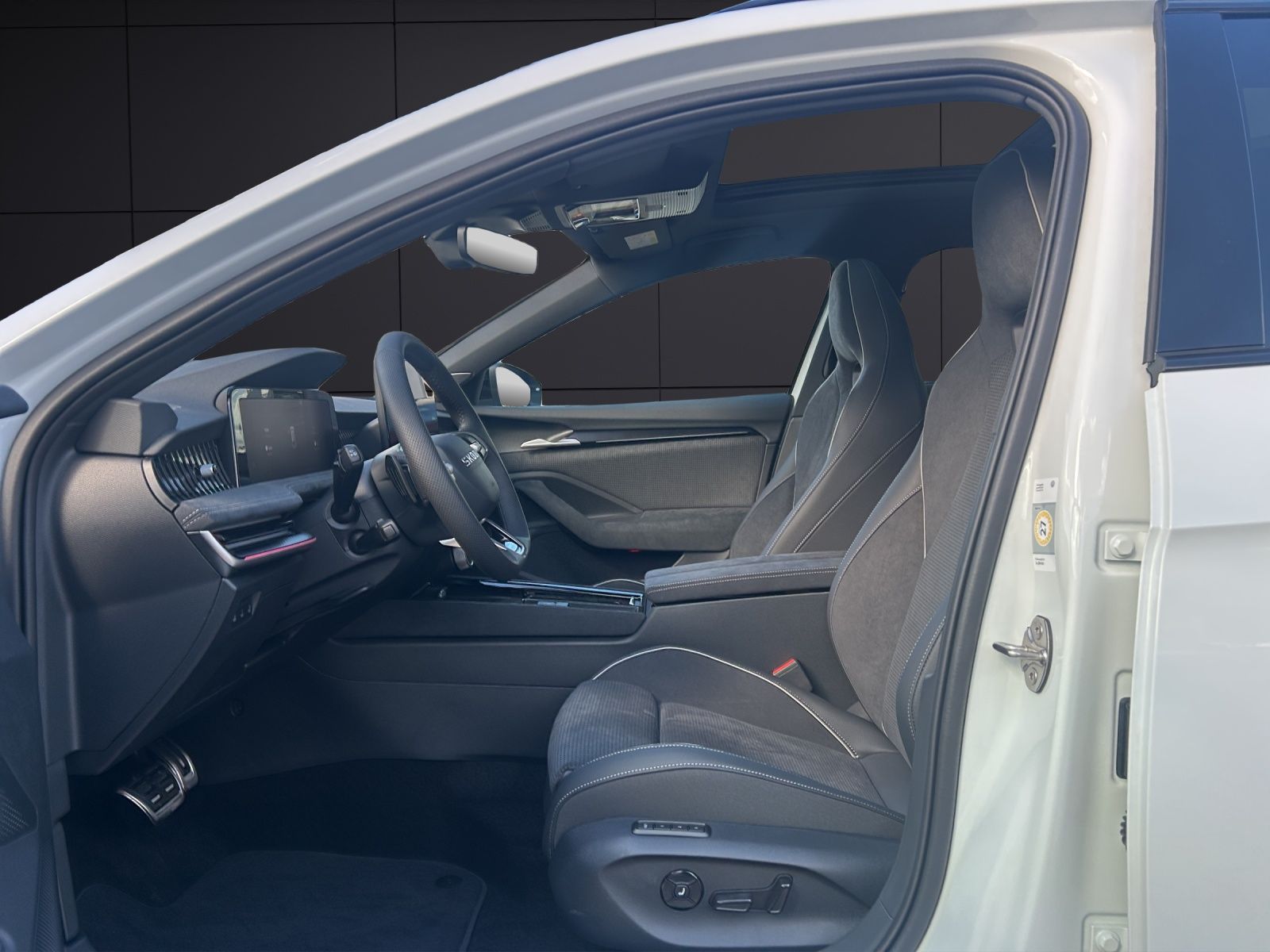 Fahrzeugabbildung SKODA Superb Combi 1.5 TSI iV Sportline DSG AHZV PANO