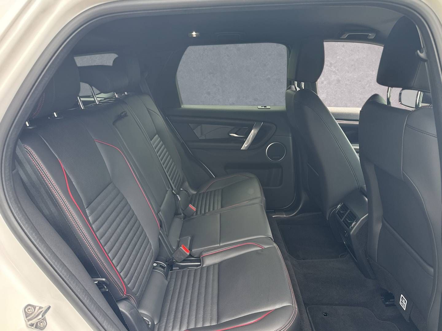 Fahrzeugabbildung Land Rover Discovery Sport D165 R-Dynamic SE