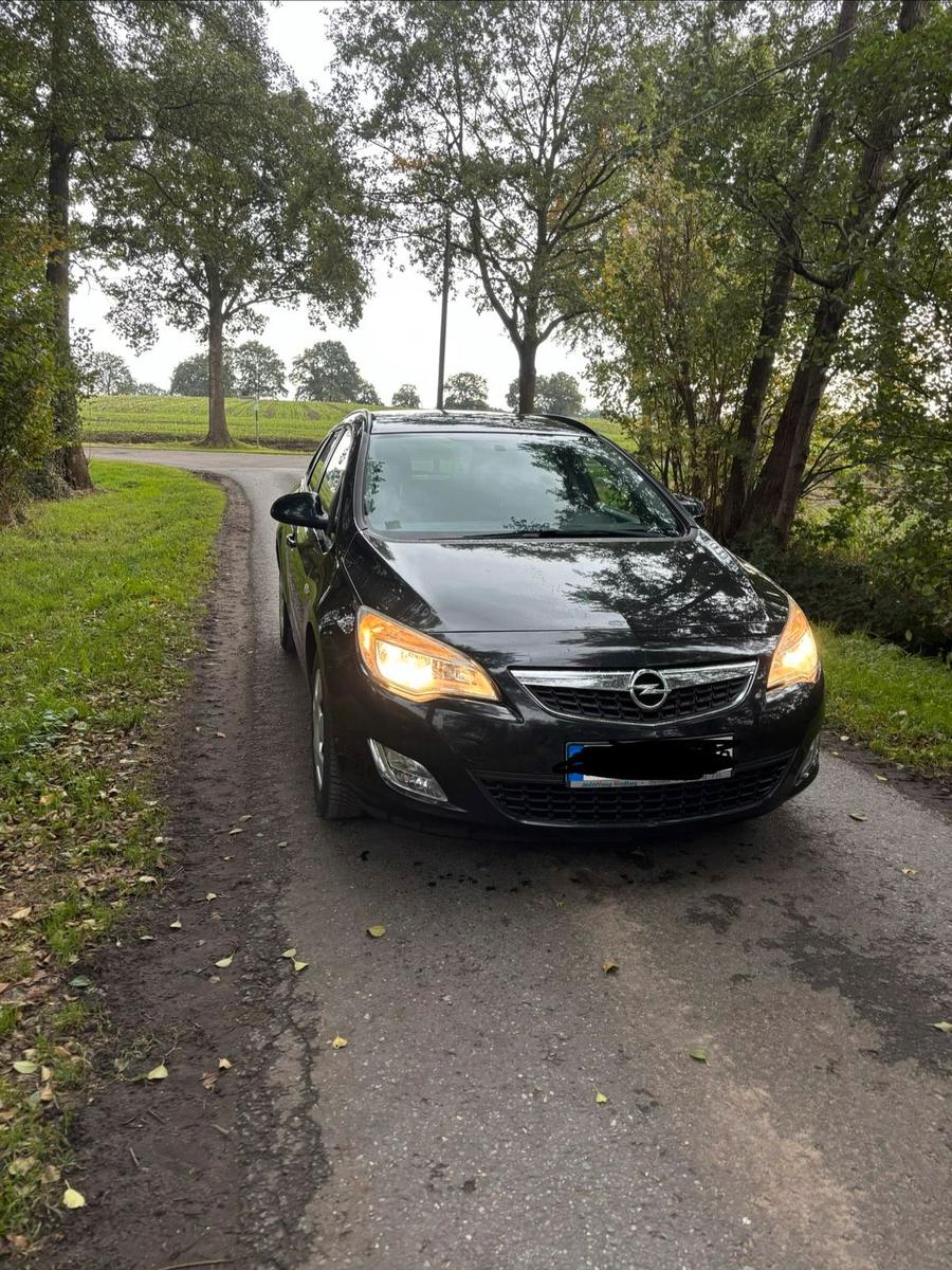 Opel Astra 2012 — rear view