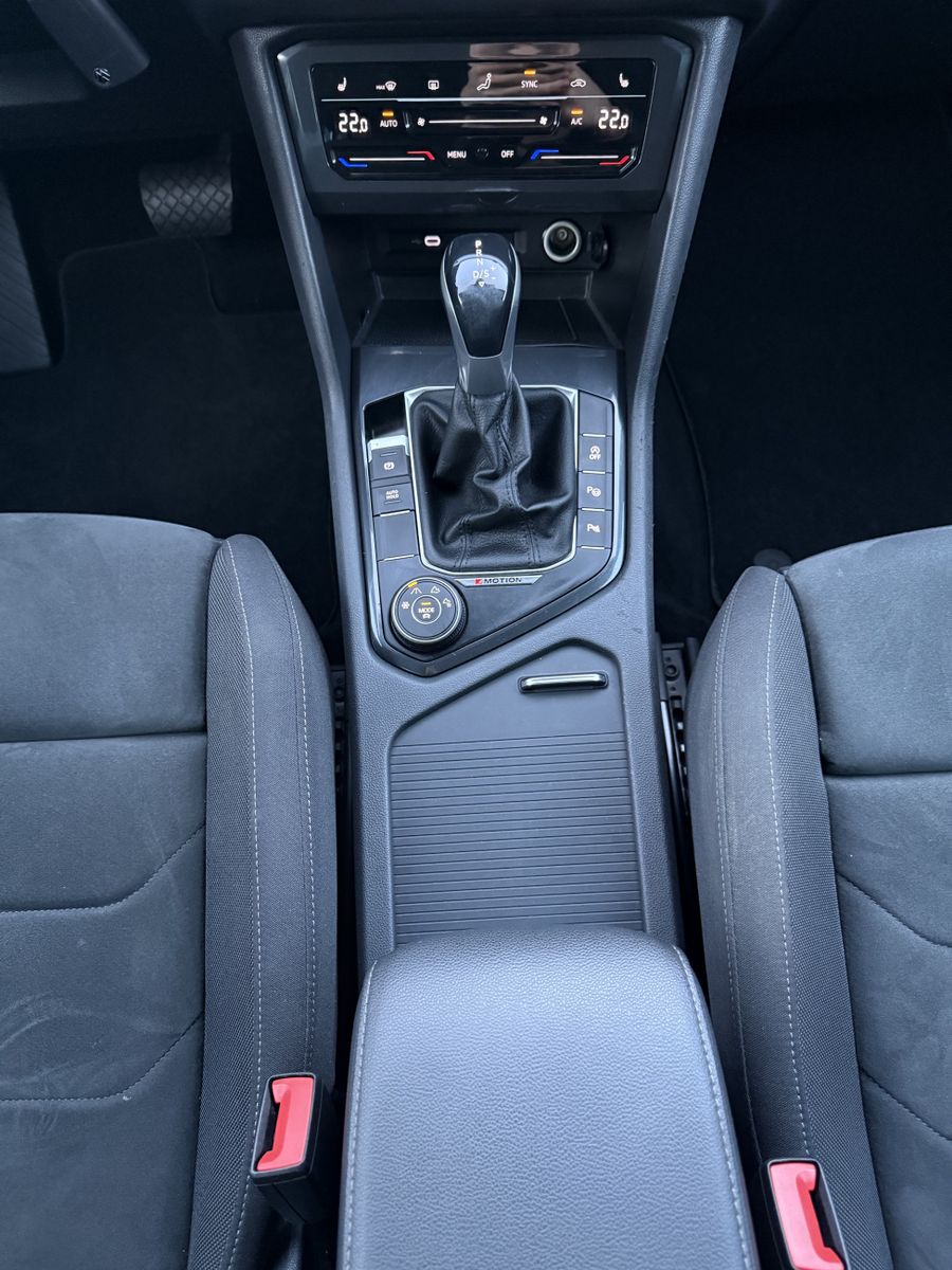 Fahrzeugabbildung Volkswagen Tiguan 2.0 TDI 4M DSG Sport NAV+LED+AHK+VCOCK+PP