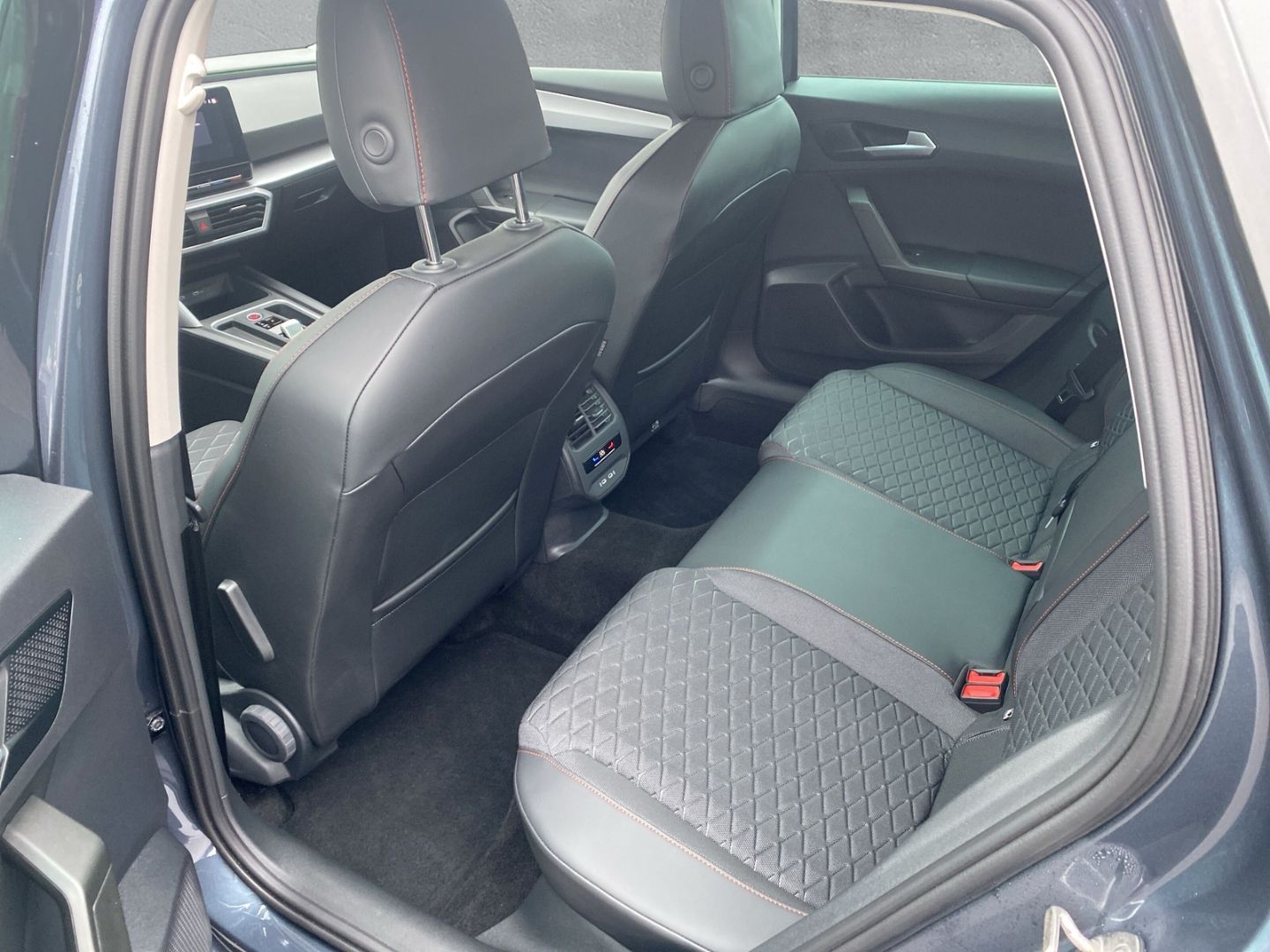 Fahrzeugabbildung SEAT Leon Sportstourer FR 2.0 TDI EU6d Navi digitales