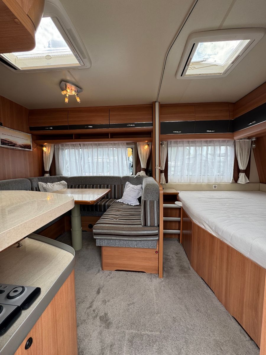 Fahrzeugabbildung Hobby 545 KMF DE LUXE SAT TV MOVER RUNDSITZGRUPPE