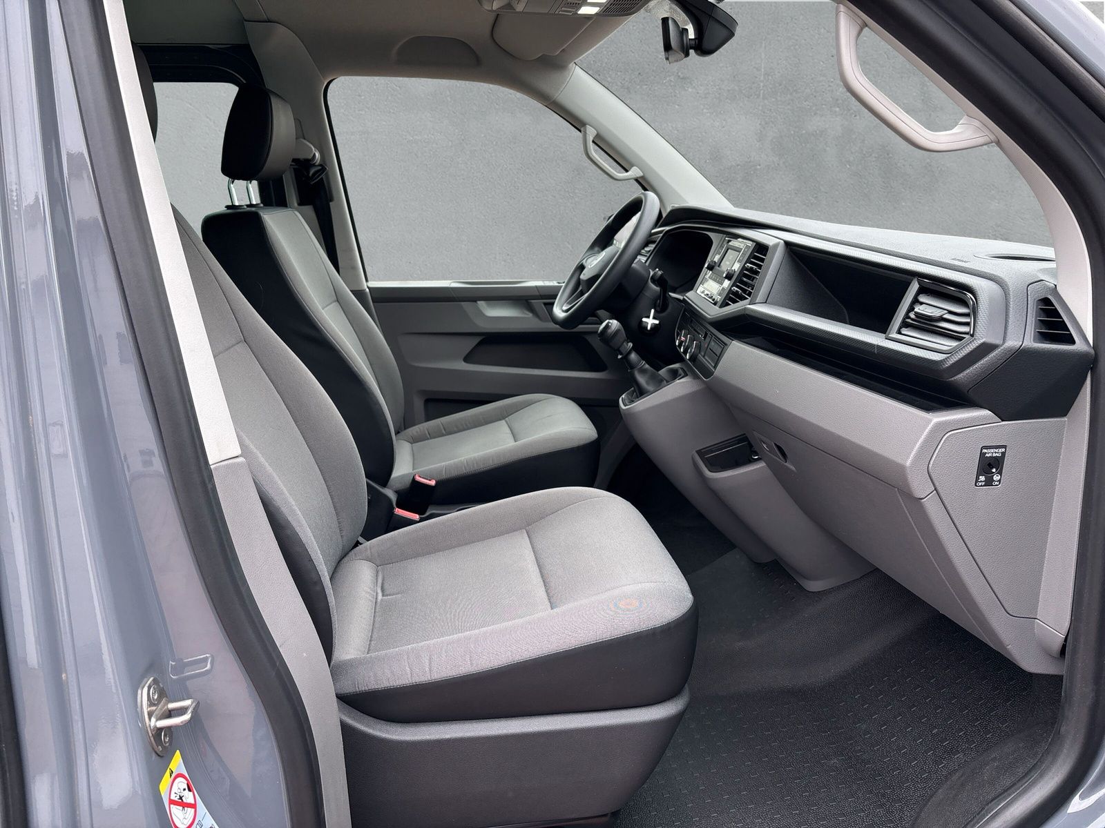 Fahrzeugabbildung Volkswagen T6.1 Transporter Kombi 2.0 TDI AHK PDC 8-Sitzer