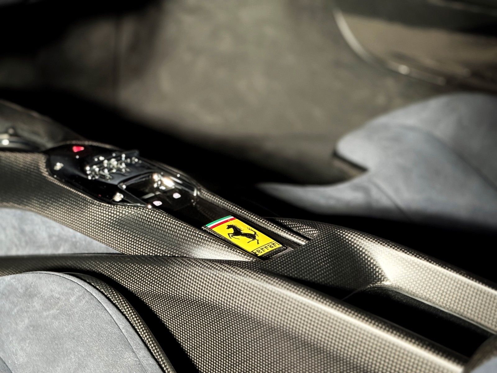 Fahrzeugabbildung Ferrari 296 GTB + Assetto Fiorano + Atelier + Allum. Opa