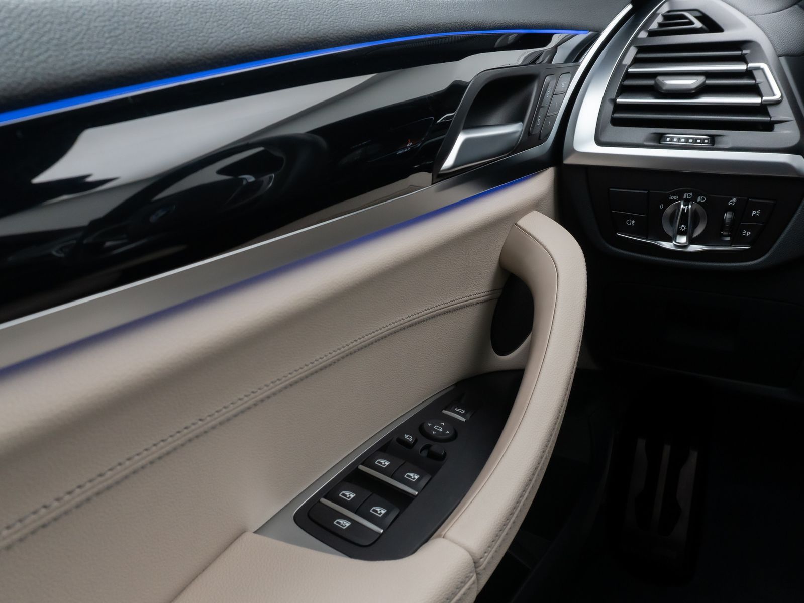 Fahrzeugabbildung BMW X3 M40i  Panorama Kamera HUD DAB H/K Komfort 20"