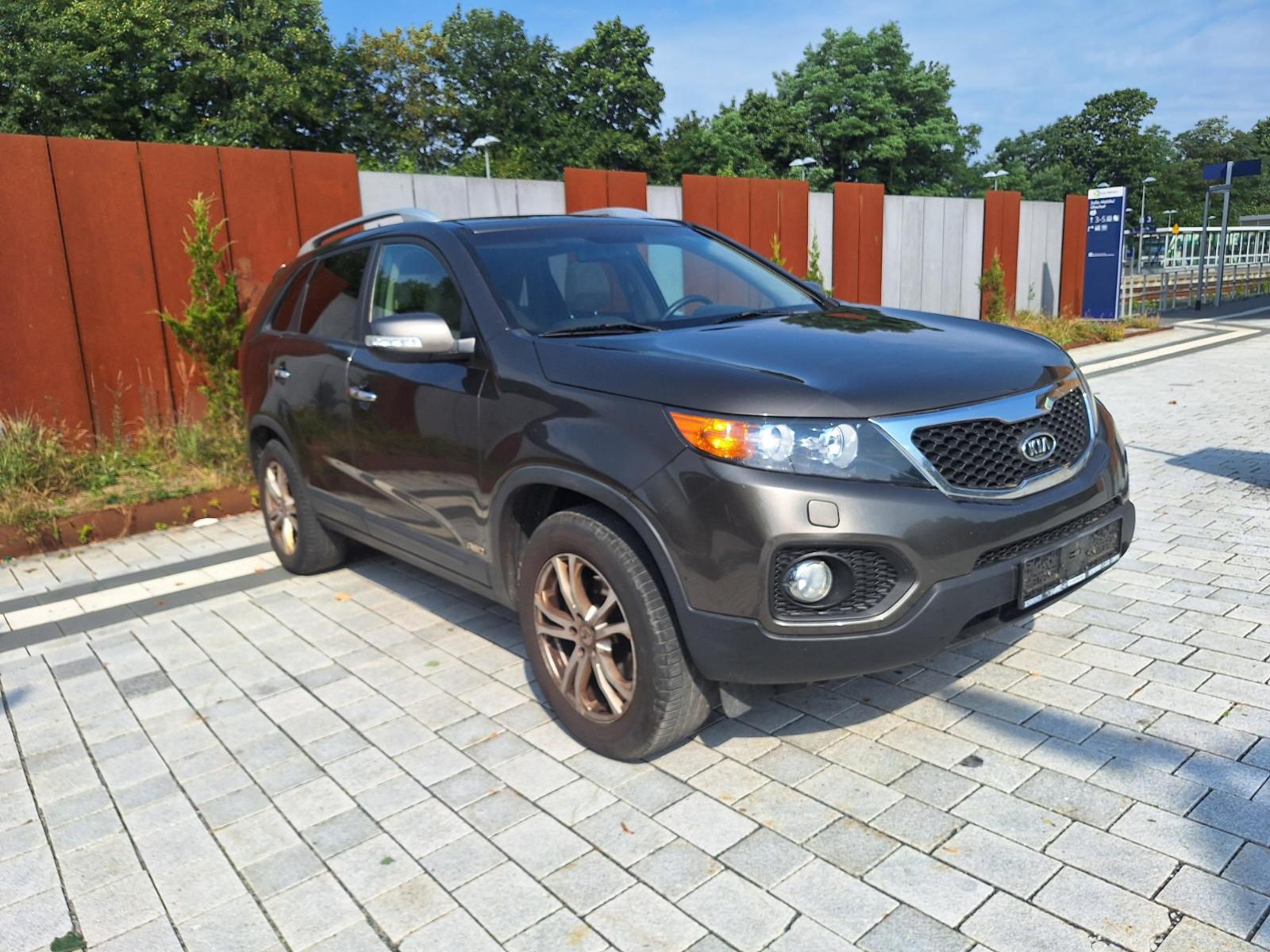 Kia Sorento 2012 — rear view