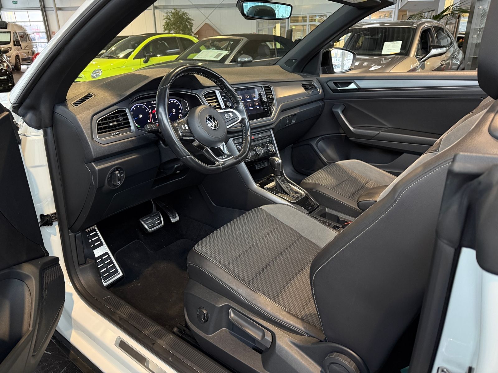 Fahrzeugabbildung Volkswagen T-Roc Cabrio R-Line Black AHK BEATS 8-FACH BEREI