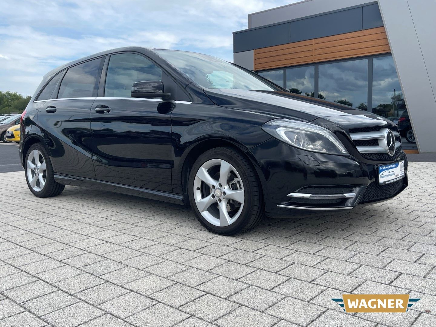 Fahrzeugabbildung Mercedes-Benz B 180 Pano Kamera Navi PDC SHZ Klimaautomatik