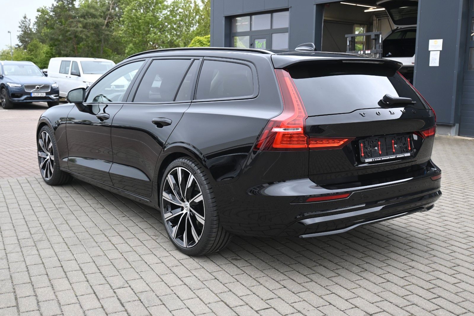 Fahrzeugabbildung Volvo V60 B4 DKG Ultra Dark*B&W*Massage*ACC*AHK*20"