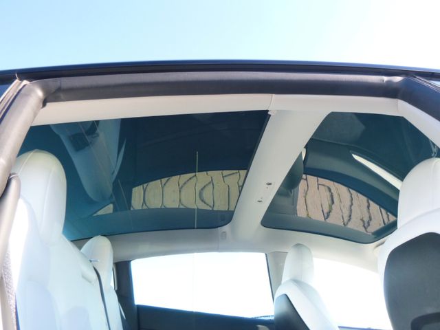 Fahrzeugabbildung Tesla Model 3 Standard RWD >Wärmep/Autopilot/Glasdach<