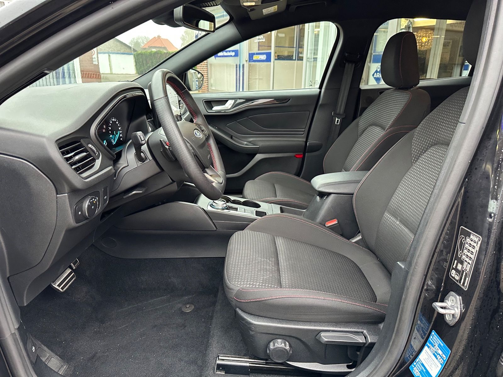 Fahrzeugabbildung Ford Focus Turnier 1.5 EB ST-Line AHK/Matrix/Sound