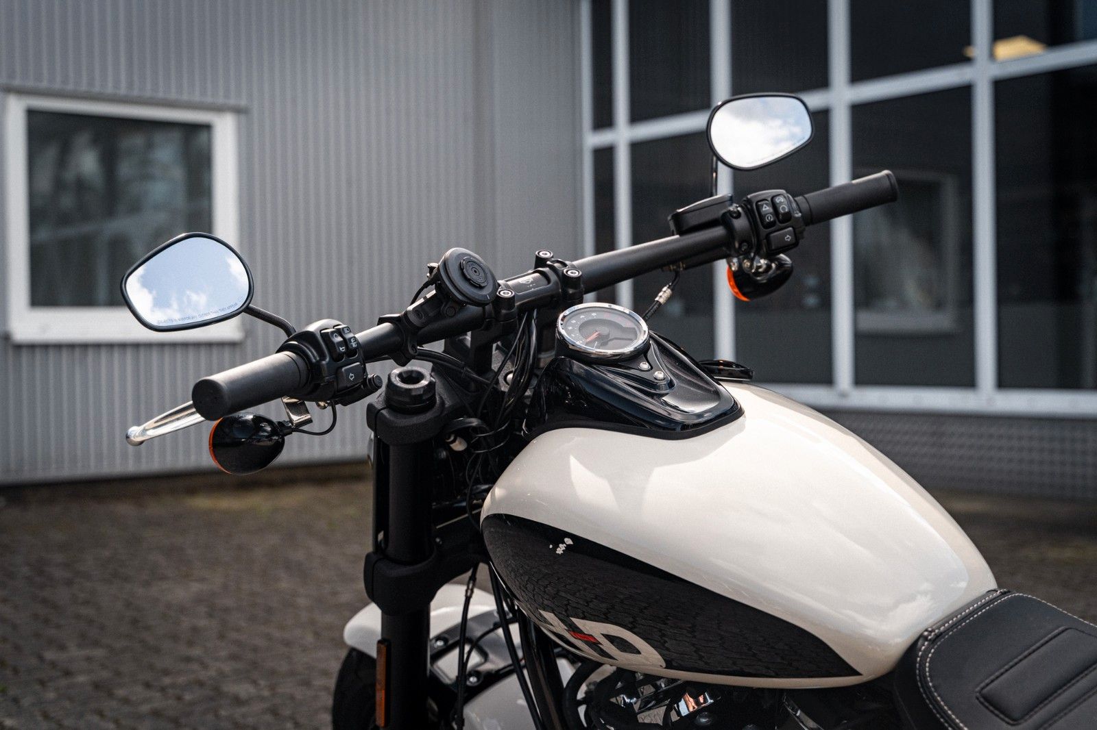 Fahrzeugabbildung Harley-Davidson FAT BOB 114 cui SOFTAIL - JEKILL & HYDE
