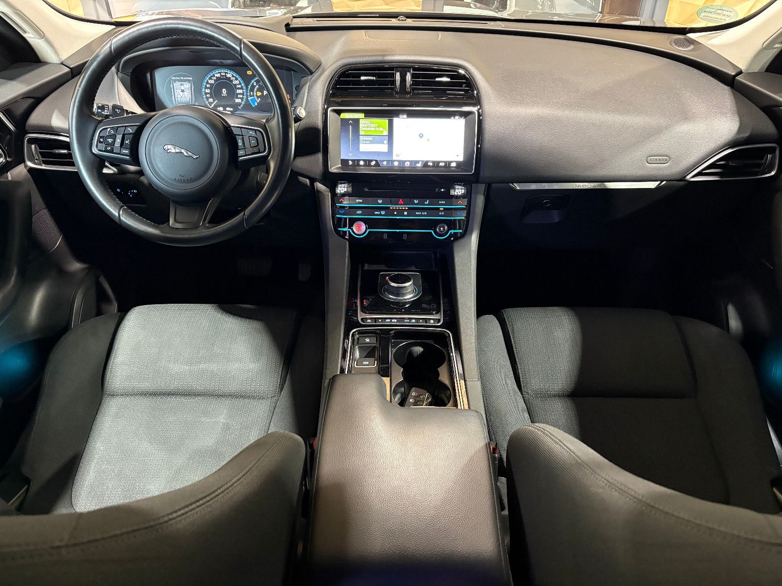 Fahrzeugabbildung Jaguar F-PACE Pure AWD/HEAD-UP/NAVI/PDC/SOUNDSYSTEM