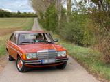 Mercedes-Benz Mercedes Benz 123 200 Benzin  BJ 1982  H-K... - Mercedes-Benz E 220 mit Benzin-Antrieb: Limousine