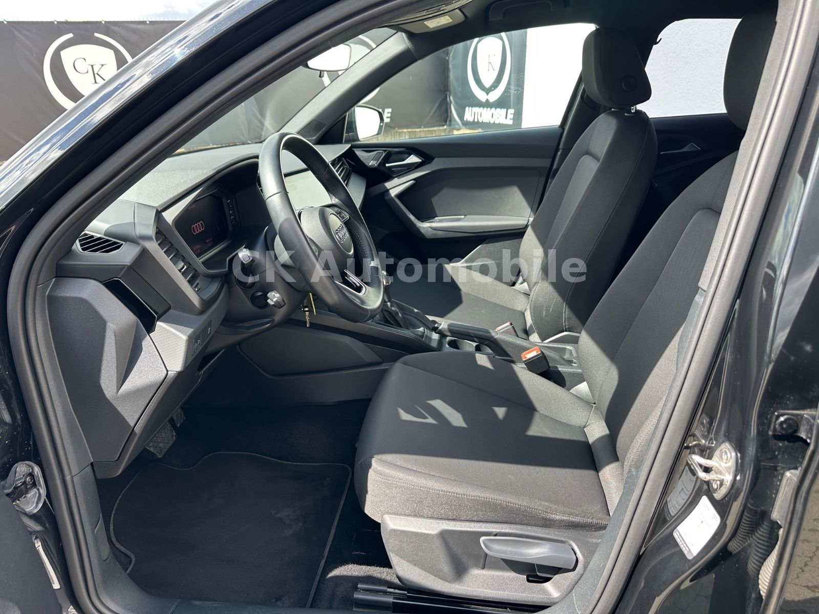 Fahrzeugabbildung Audi A1 Sportback 30 TFSI DSG S-Line/MMI Plus/PDC