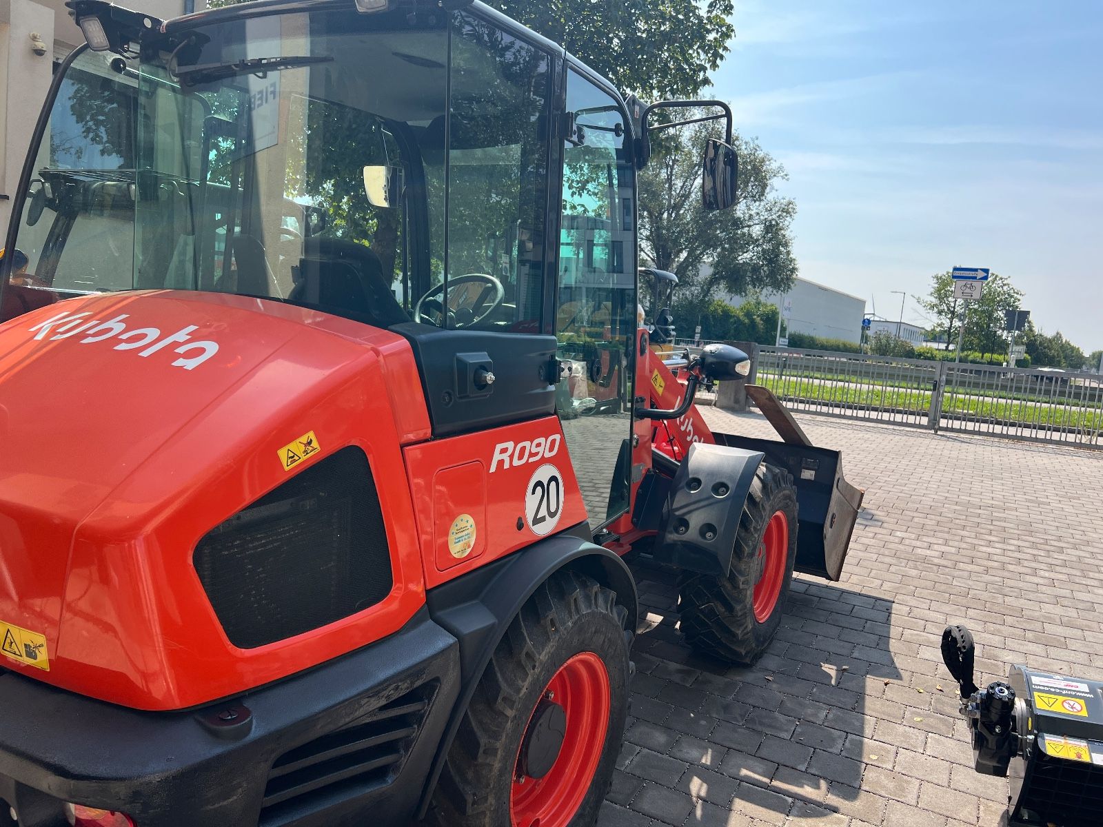 Fahrzeugabbildung Kubota R 090