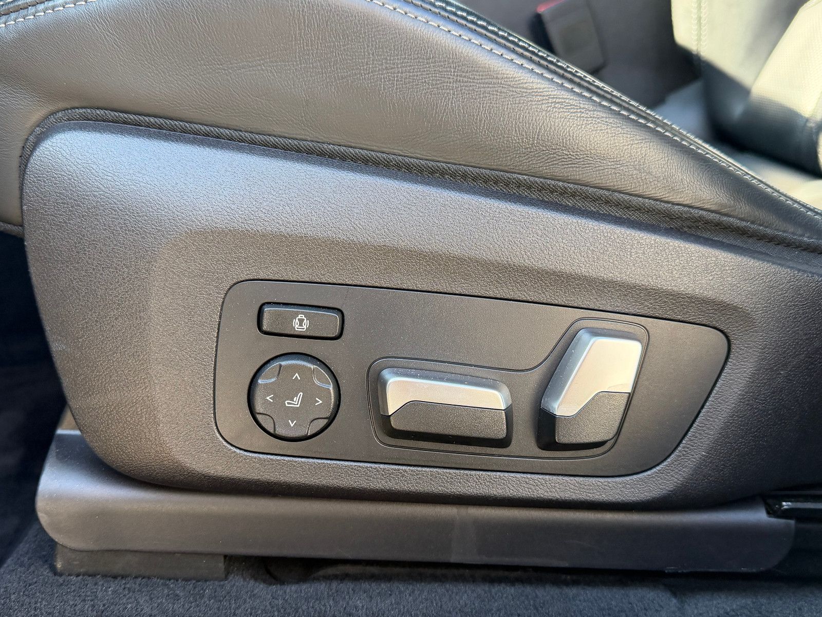 Fahrzeugabbildung BMW X4 M Competition/HUD/HARMAN-KARDON/S-DACH/AMBIEN