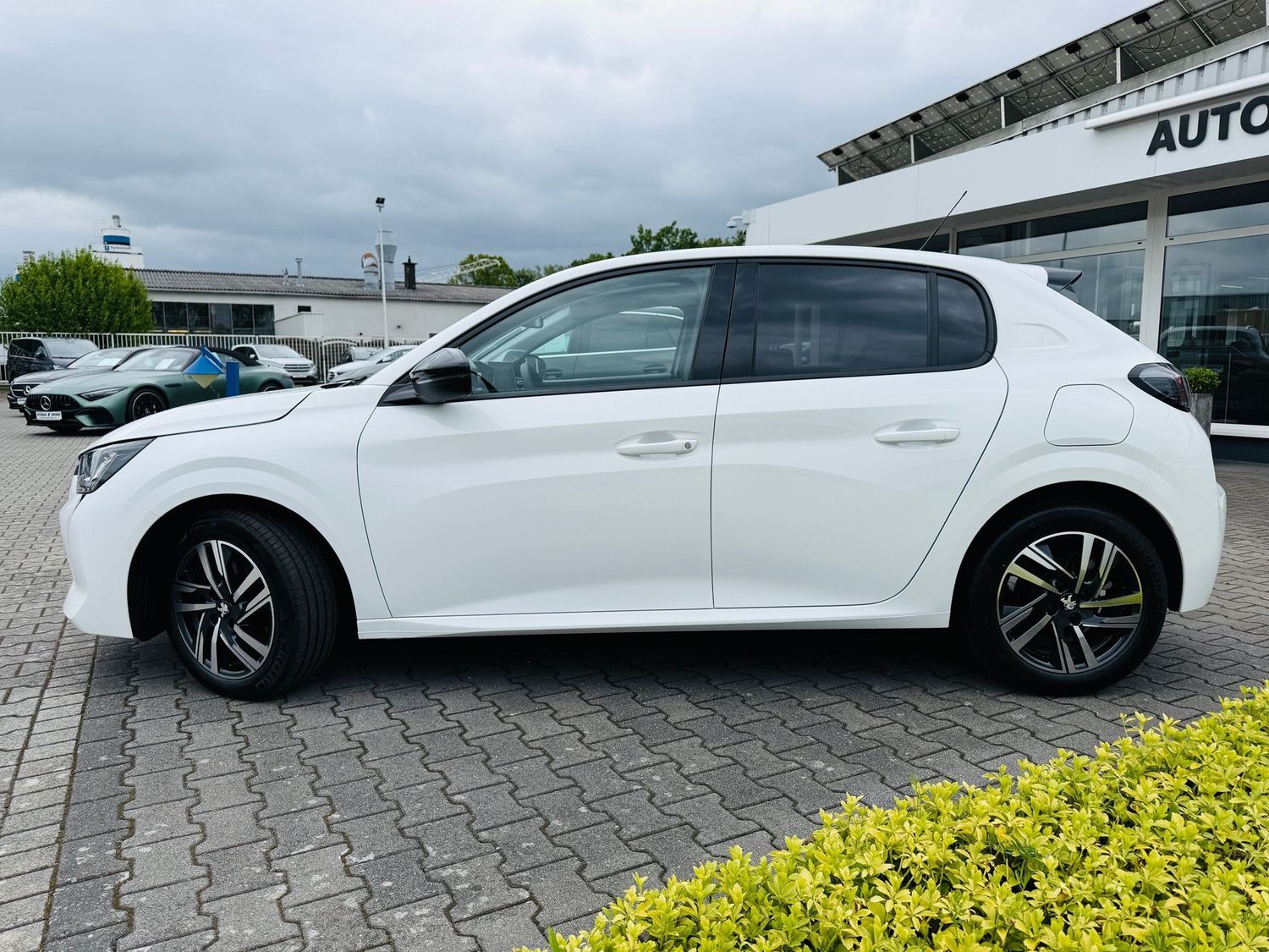 Fahrzeugabbildung Peugeot 208 1,2 PURETECH 100 ALLURE, RFK, LED, MirrorLin