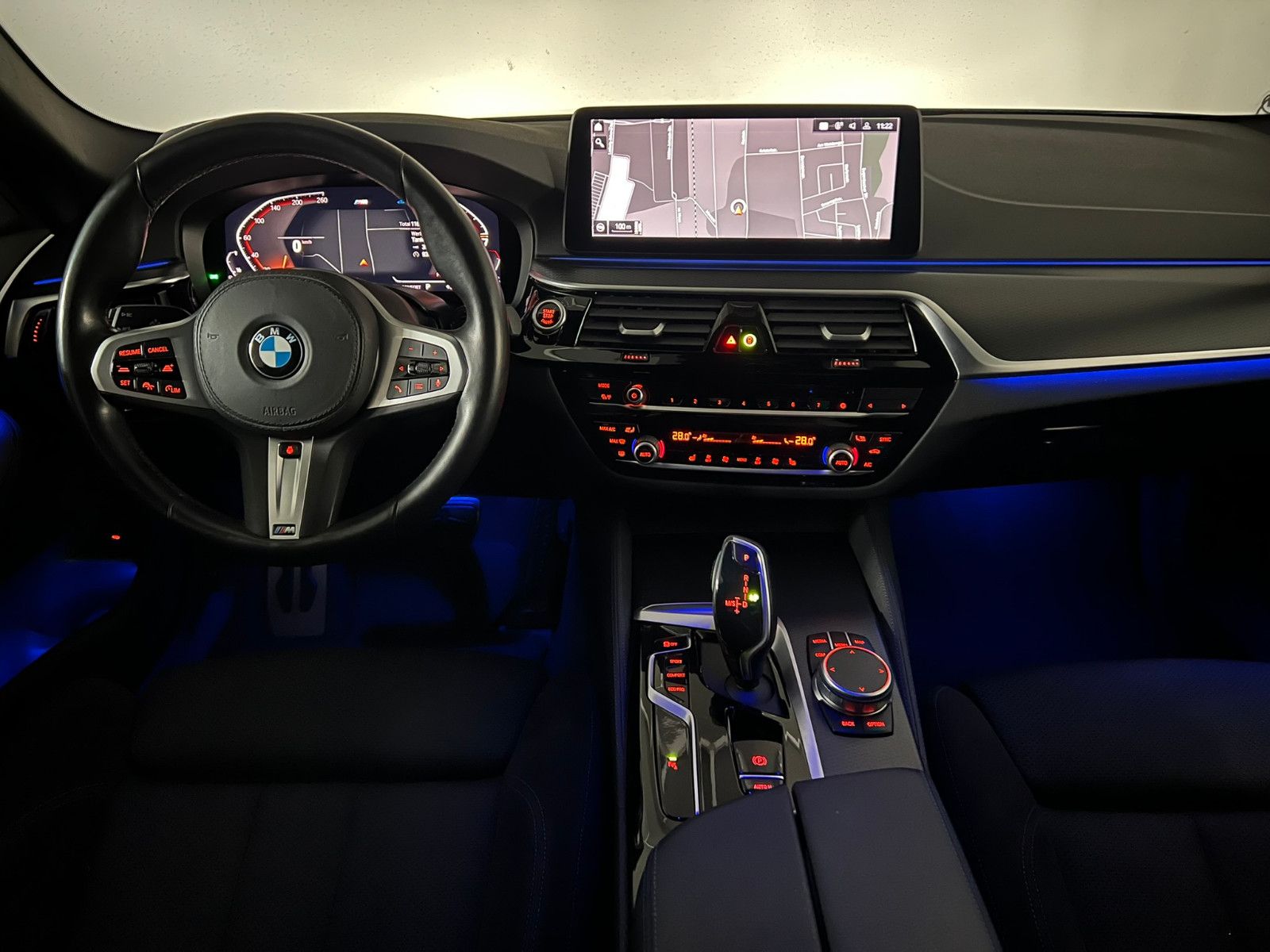 Fahrzeugabbildung BMW 520 d xDrive M SPORT/STHZ/LED/ACC/AHK/AMBIENTE