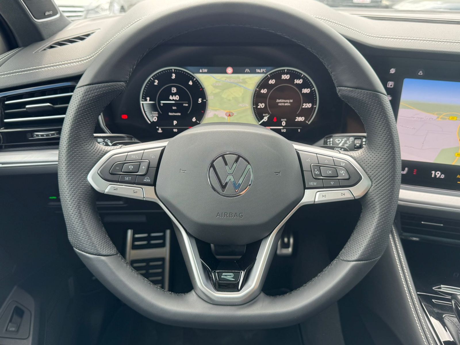 Fahrzeugabbildung Volkswagen Touareg 3.0TDI 4M R-Line VOLL Black 22" UPE 114T
