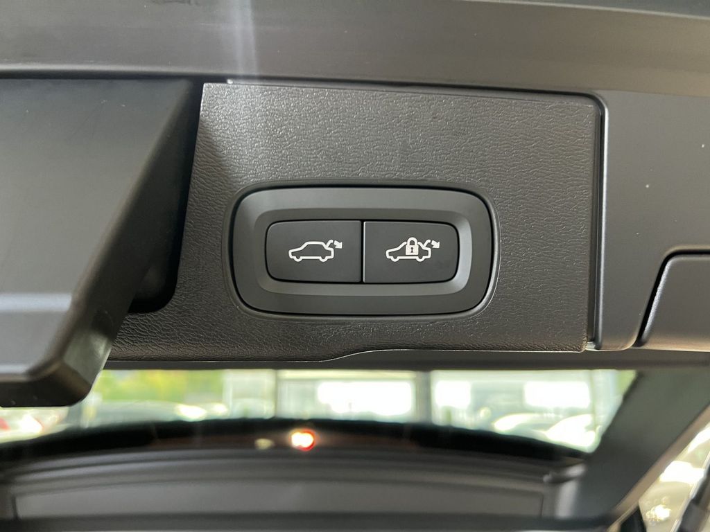 Volvo XC60 T6 Plus Black Edition Recharge AWD B&W HUD