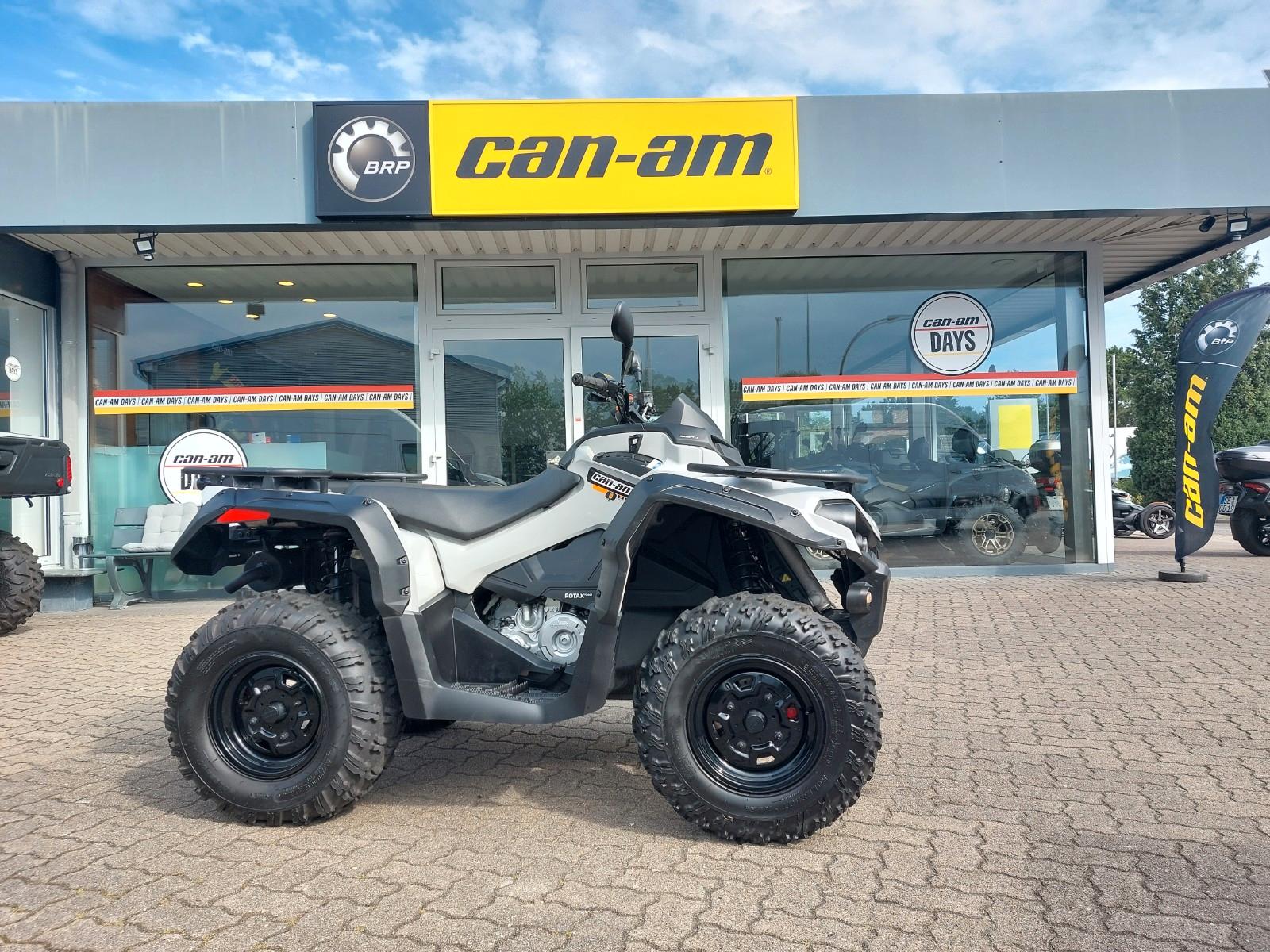 Can-Am Outlander 2015 — interior