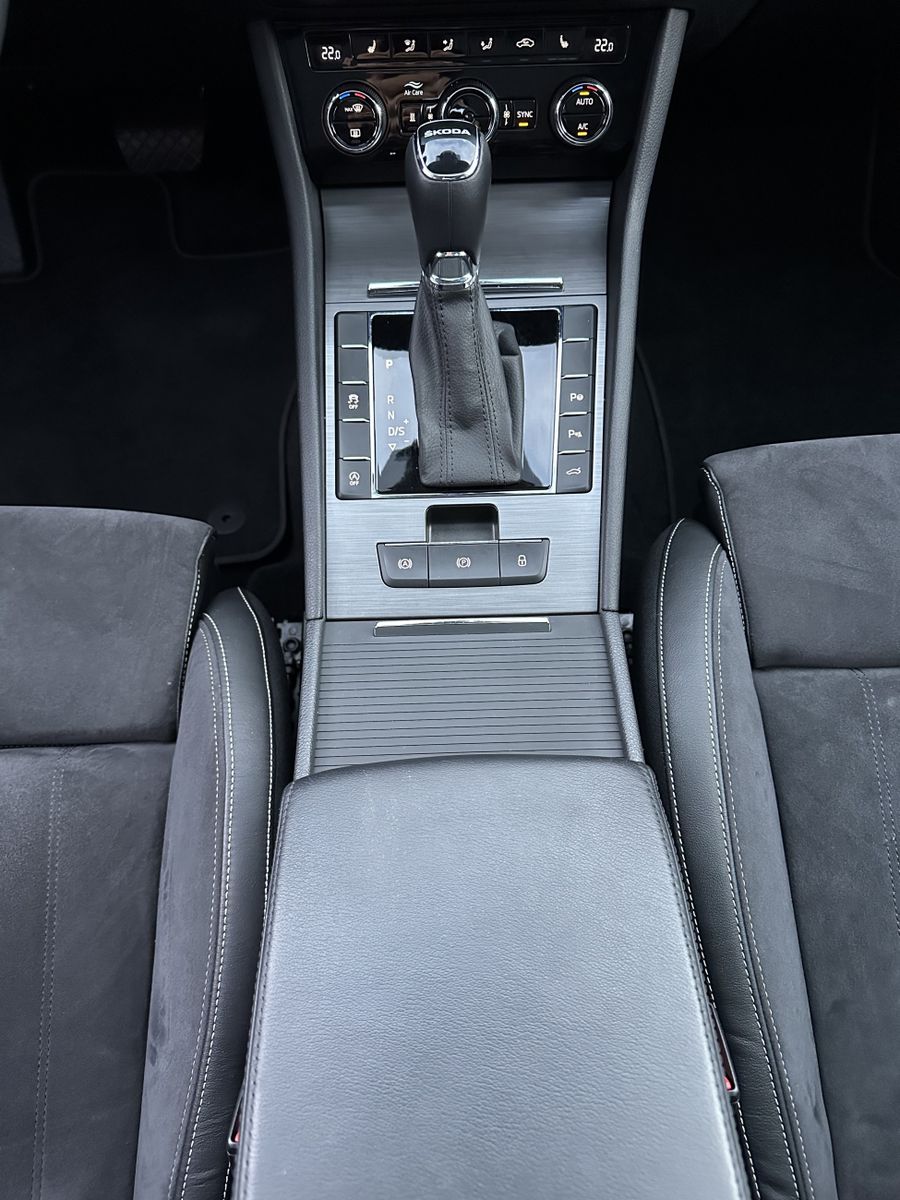 Fahrzeugabbildung SKODA Superb Combi 2.0 TDI DSG Style NAV+LED+PANO+ACC