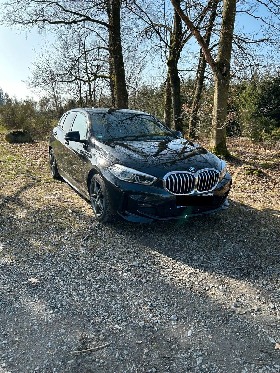 BMW BMW 118i M Paket | 8-fach bereift | Top Zu...