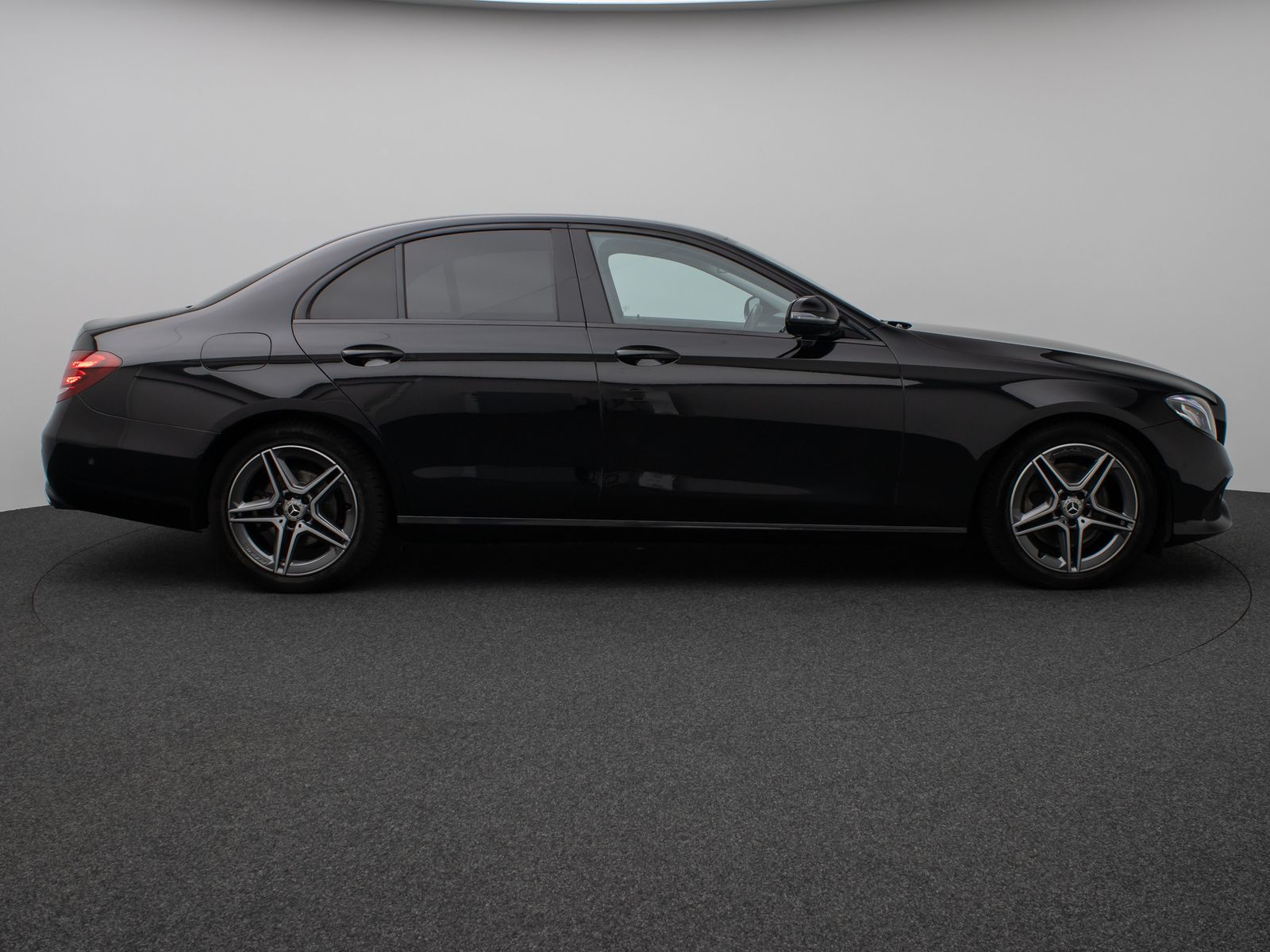 Fahrzeugabbildung Mercedes-Benz E 220 d Avantgarde. 9G-Tronic Kamera Navi Sport