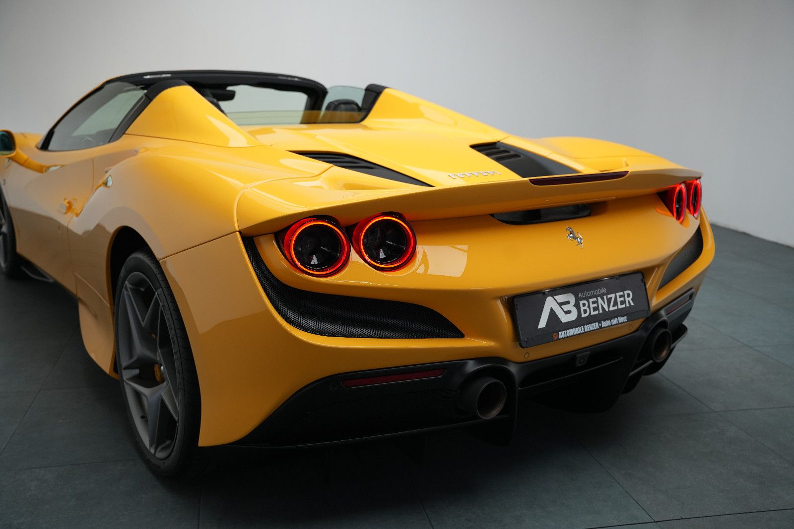 Fahrzeugabbildung Ferrari F8 Spider Giallo Modena *Lift*Carbon*Kamera*
