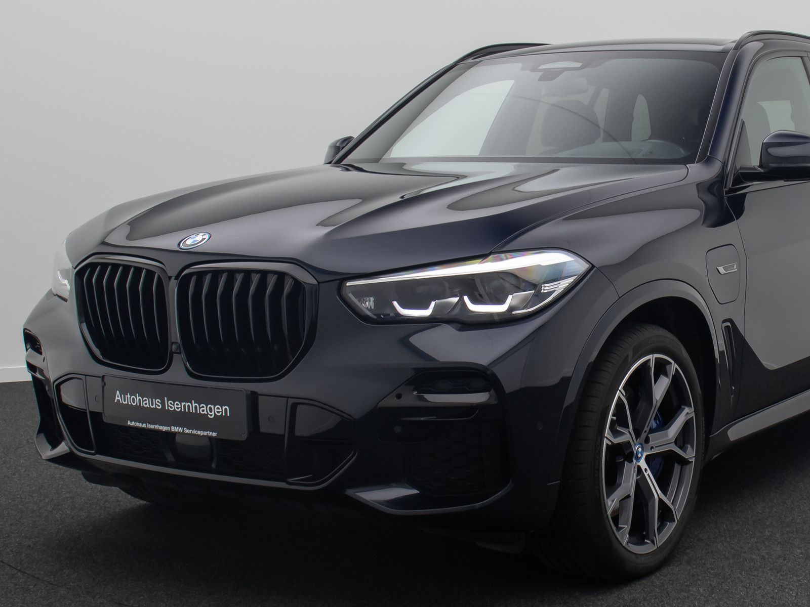 Fahrzeugabbildung BMW X5 xD45e M Sport HUD Kamera AHK Alarm DAB 21Zoll