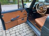 Mercedes-Benz 220 - Mercedes-Benz 220 mit Benzin-Antrieb: Limousine