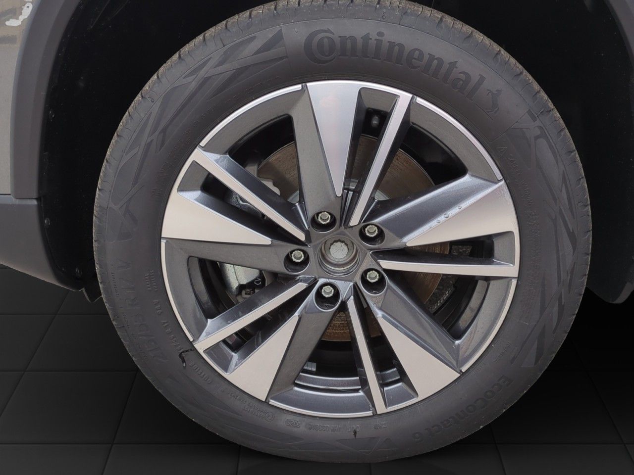 Fahrzeugabbildung SKODA Karoq Selection Style TSI DSG - AHK, Navi, uvm.