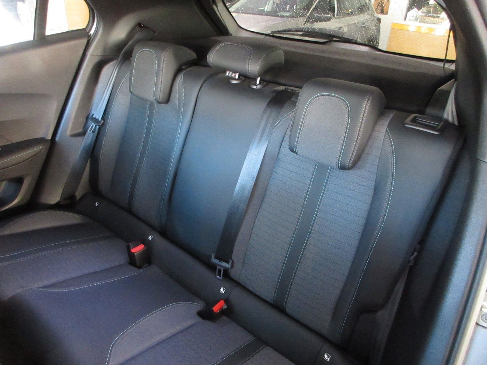 Fahrzeugabbildung Peugeot 2008 Allure 1.2T LED/NAVI/PDC/R´CAM/ALU