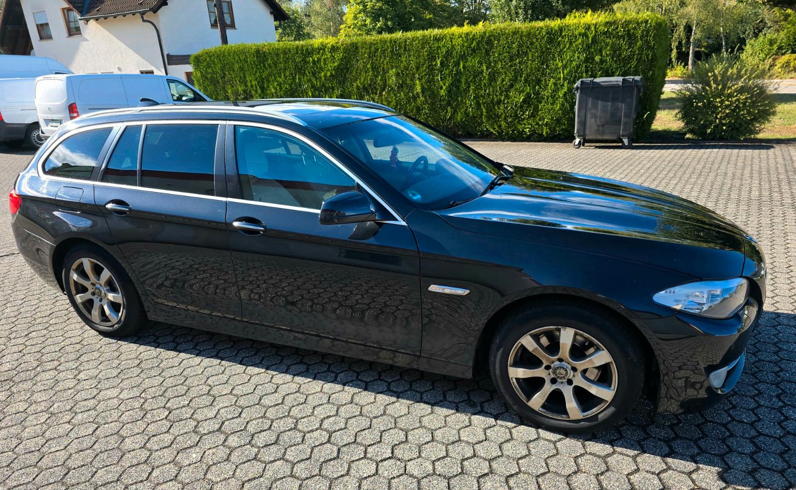 BMW 520 2012 — interior