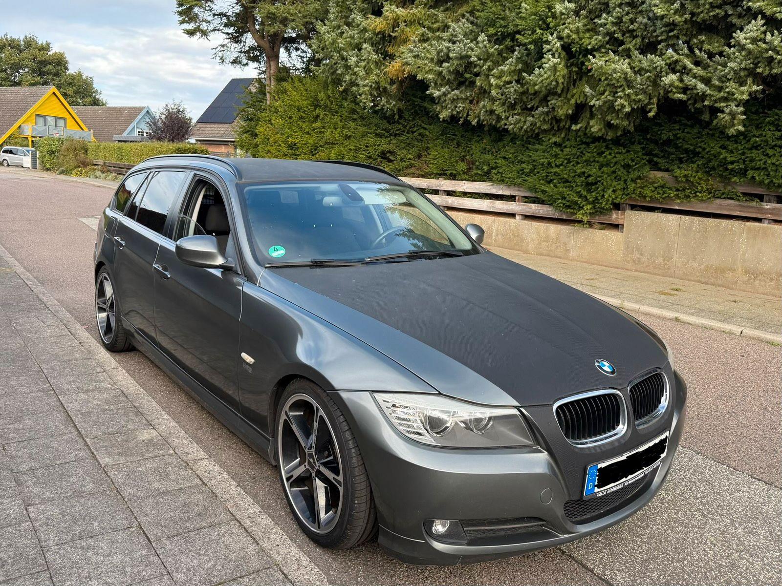 BMW 318 2012 — rear view