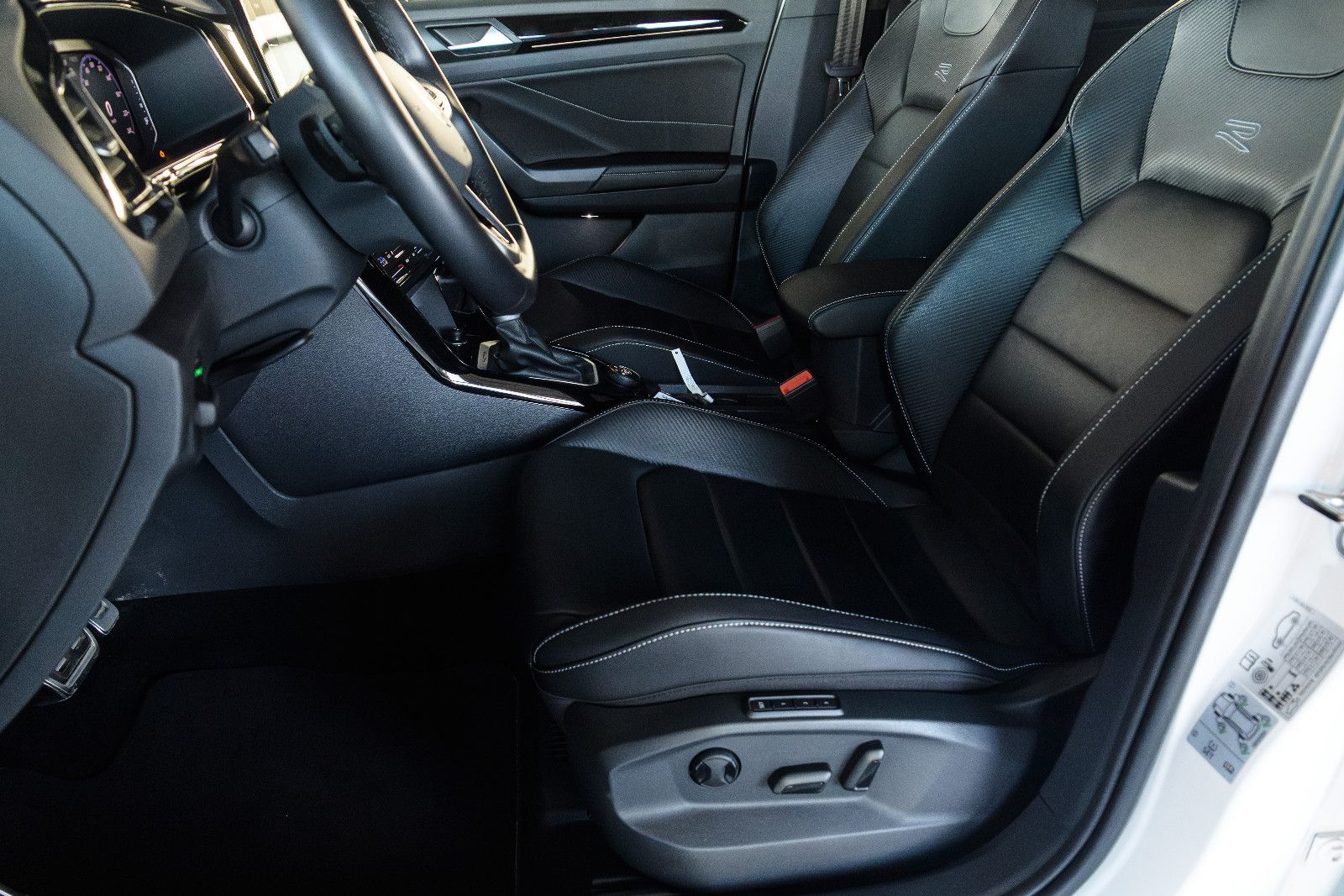Fahrzeugabbildung Volkswagen T-Roc R-Line ALLRAD+LEDER*AHK*LED*NAVI*RFK*IQ