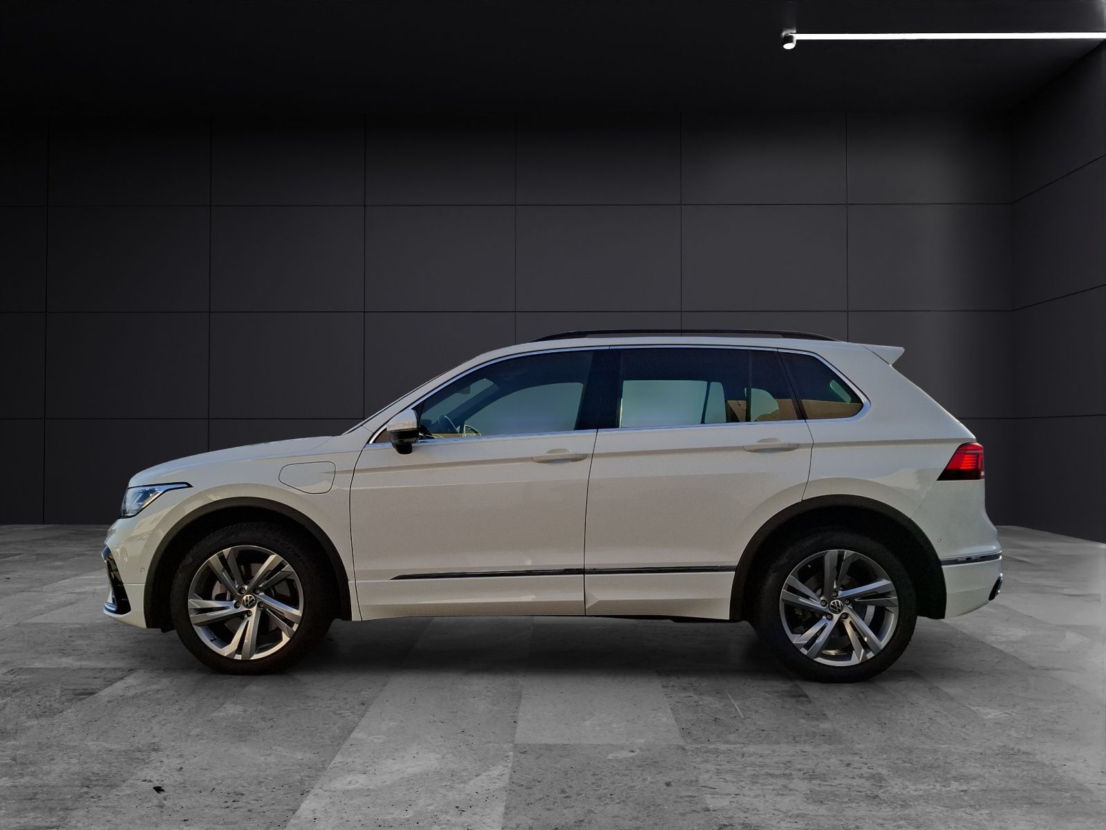 Fahrzeugabbildung Volkswagen Tiguan eHybrid R-Line DSG Matrix AHK Navi Pano A