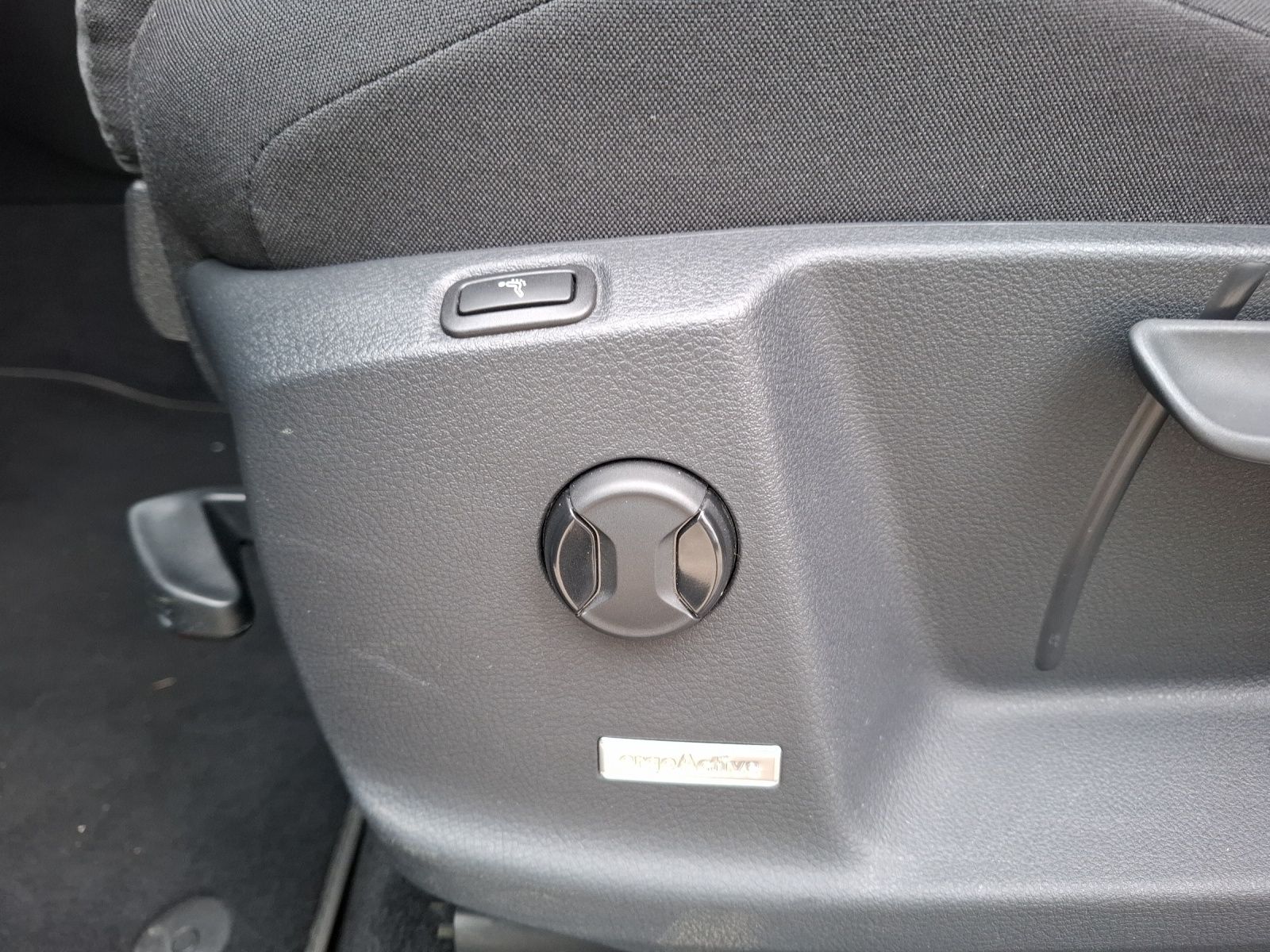 Fahrzeugabbildung Volkswagen Touran TSI Highline AHK ACC LED Navi PDC SH