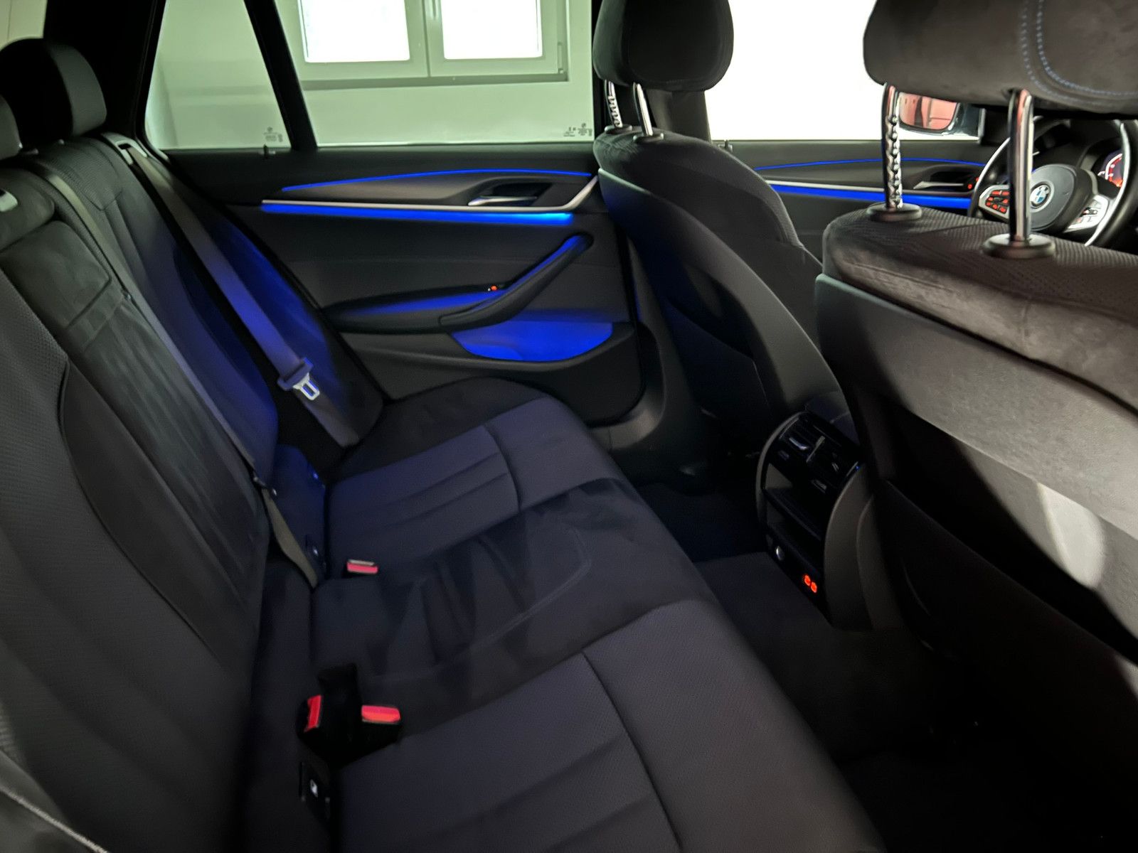 Fahrzeugabbildung BMW 520 d xDrive M SPORT/STHZ/LED/ACC/AHK/AMBIENTE