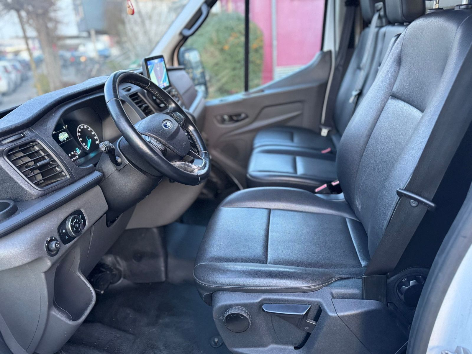 Fahrzeugabbildung Ford TRANSIT 330 L2H2* NAVI*2xKLIMA*LEDER*TEMP