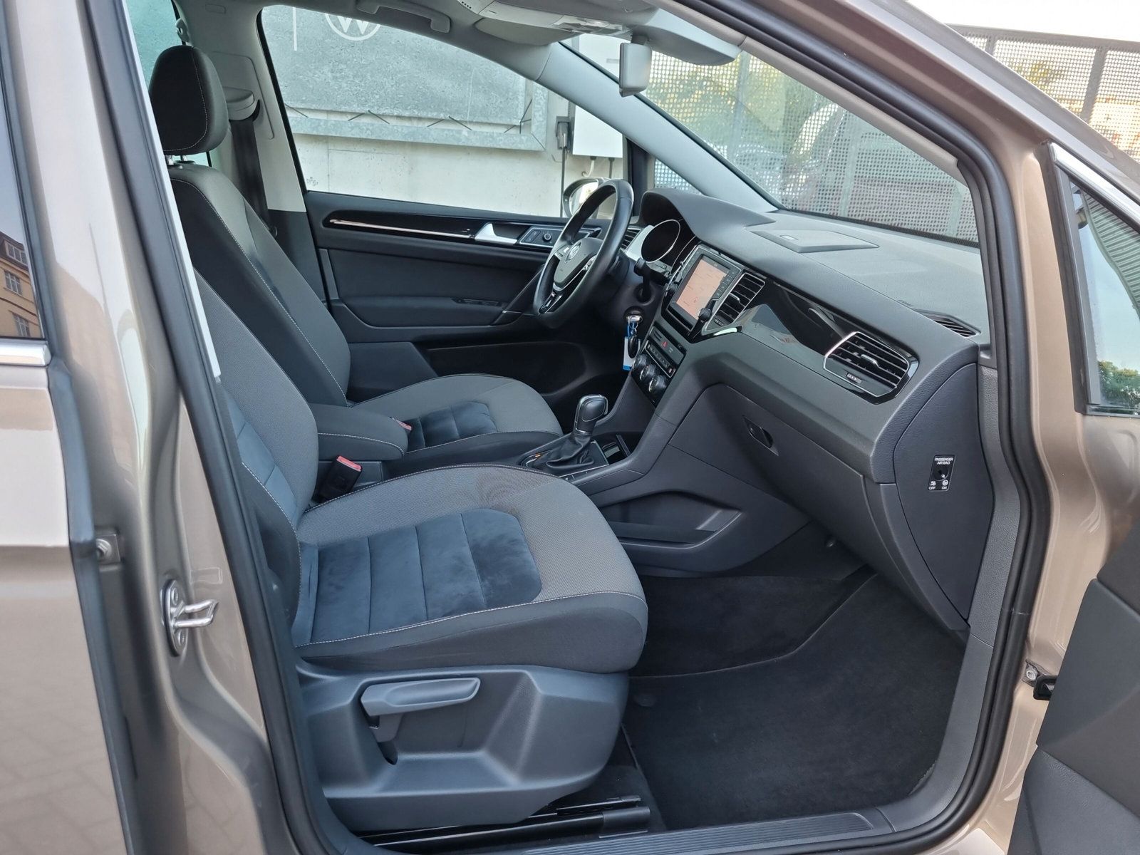 Fahrzeugabbildung Volkswagen Golf Sportsvan 1.4 TSI DSG Highline XENON STANDH