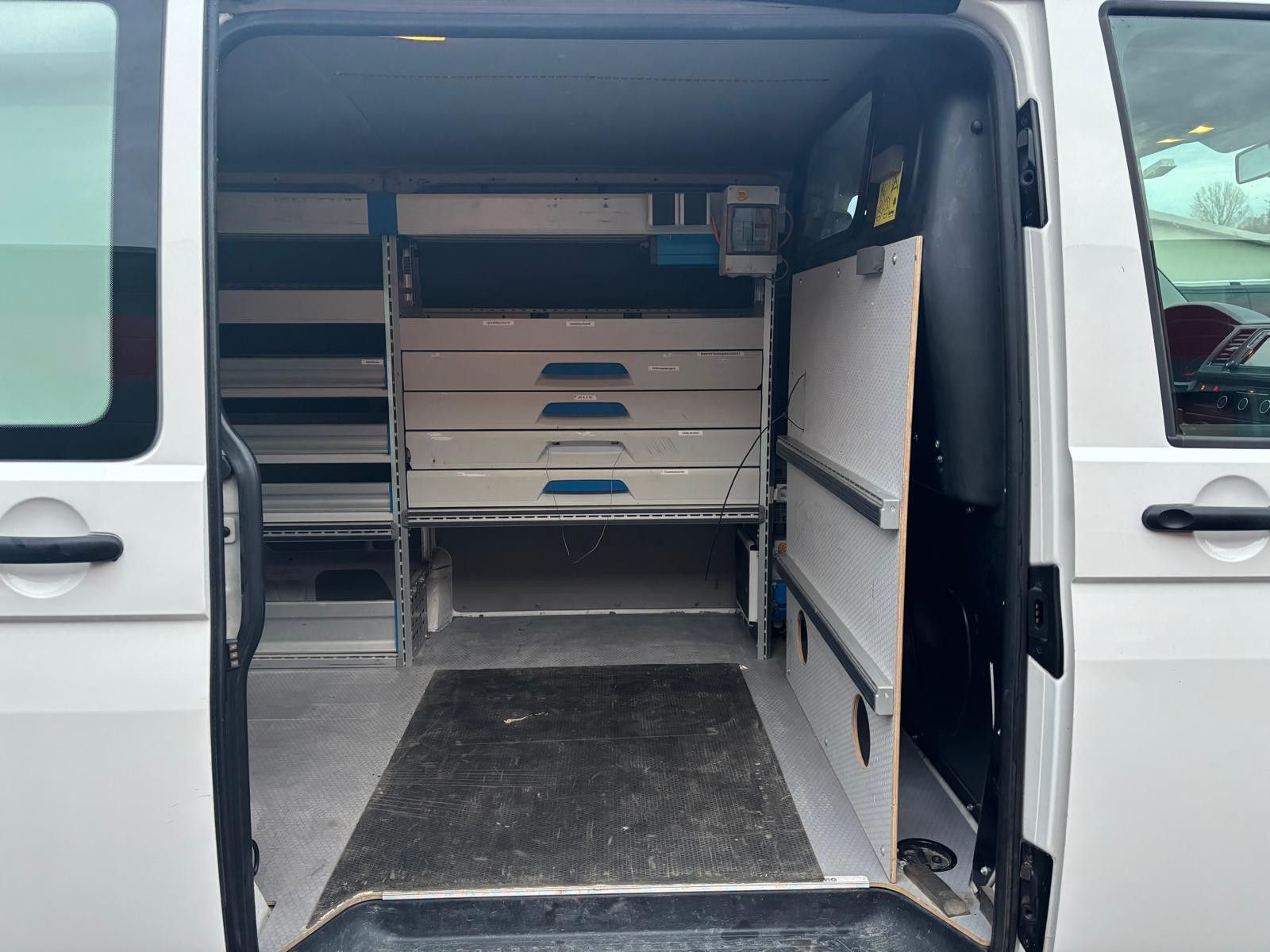 Fahrzeugabbildung Volkswagen T6 Transporter 2.0 TDI Kasten lang-STDHZ-AHK-NAV