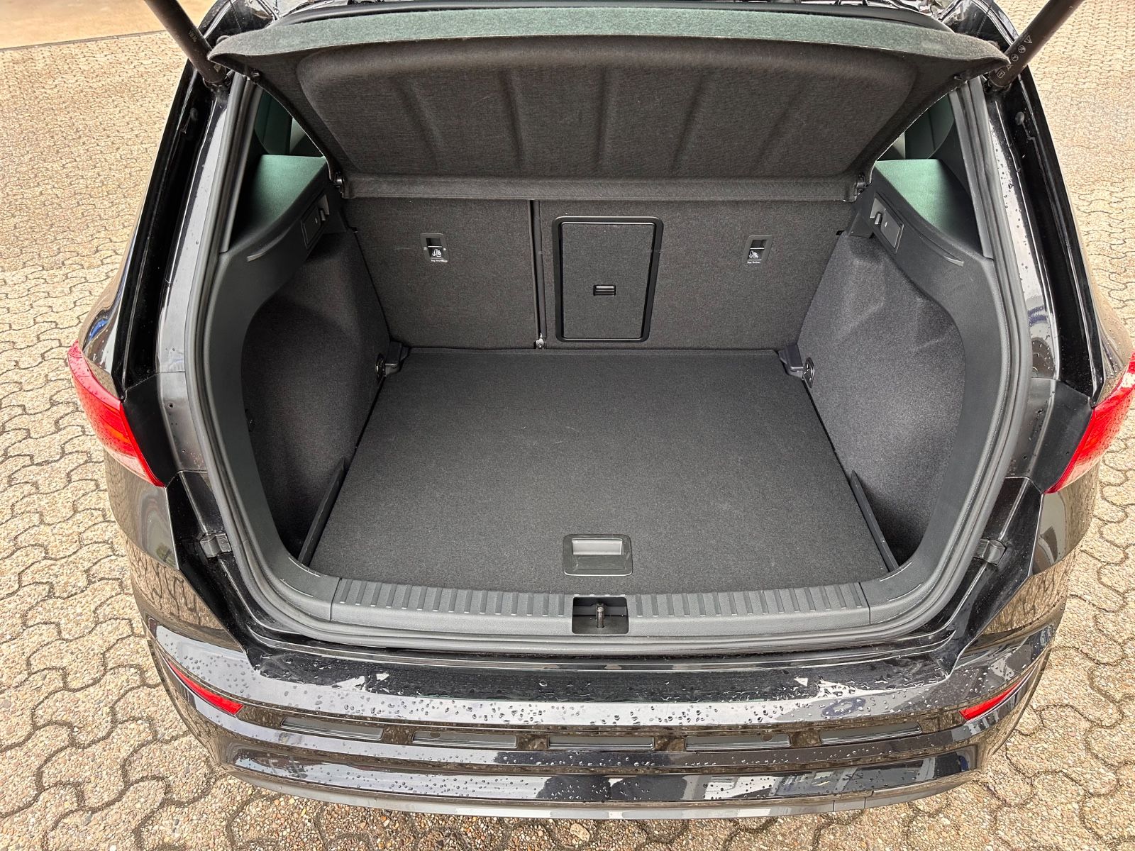 Fahrzeugabbildung CUPRA Ateca 1.5 TSI DSG ACC/Navi/SHZG/eHeck/LED/Travel