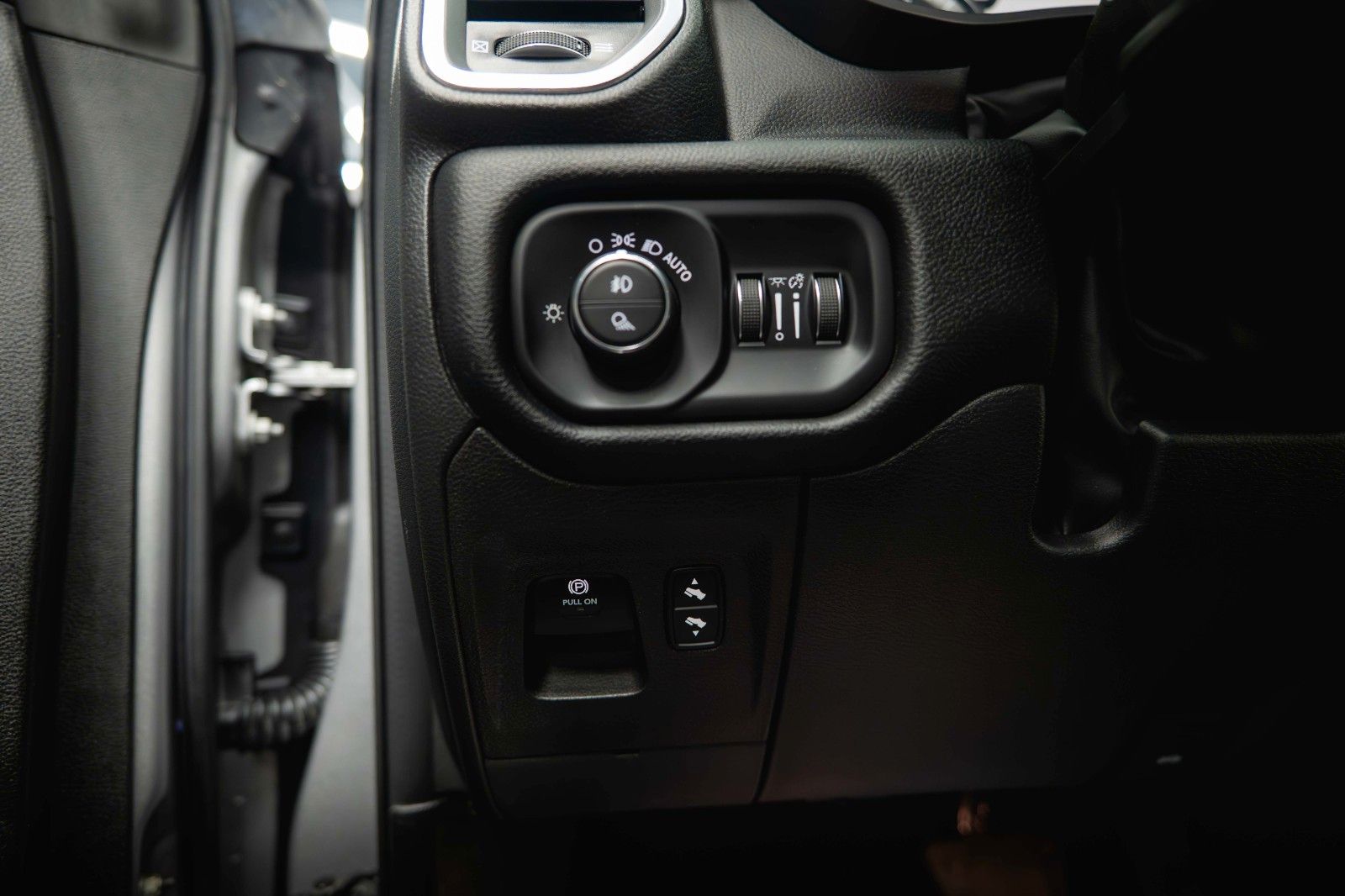 Fahrzeugabbildung Dodge RAM 5.7 V8 HEMI 4x4 LARAMIE PUNISHER *Pano*LED*